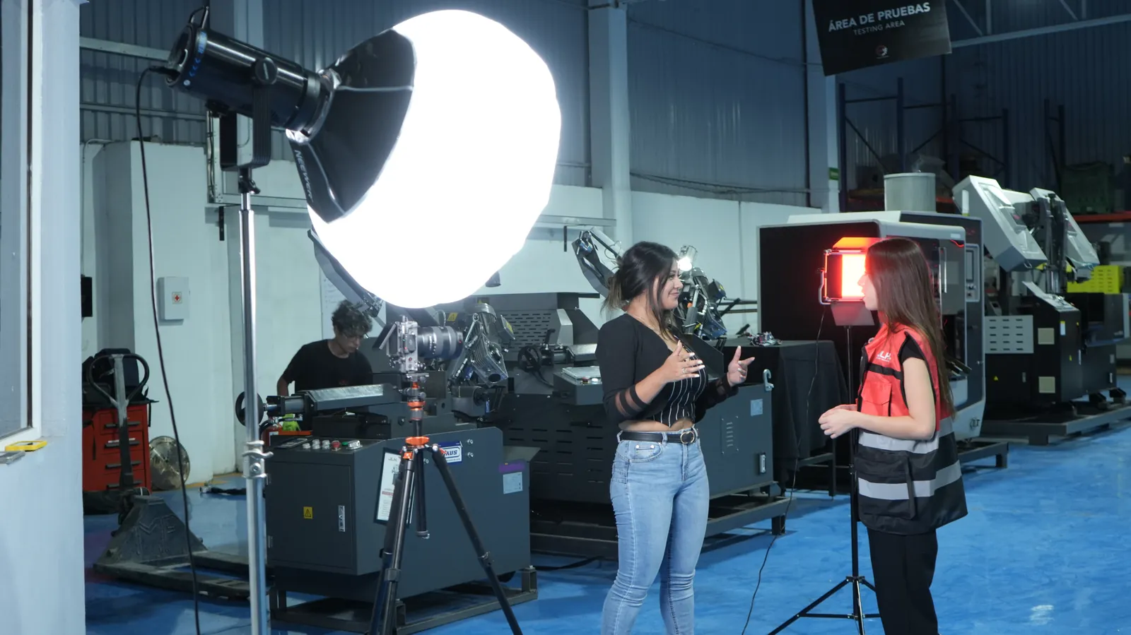 Iluminación de la toma con luz roja junto a la máquina
