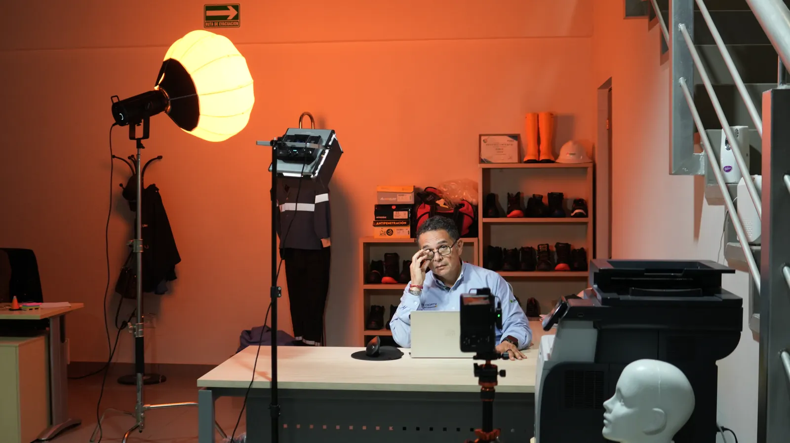 Escena de oficina iluminada para el video corporativo