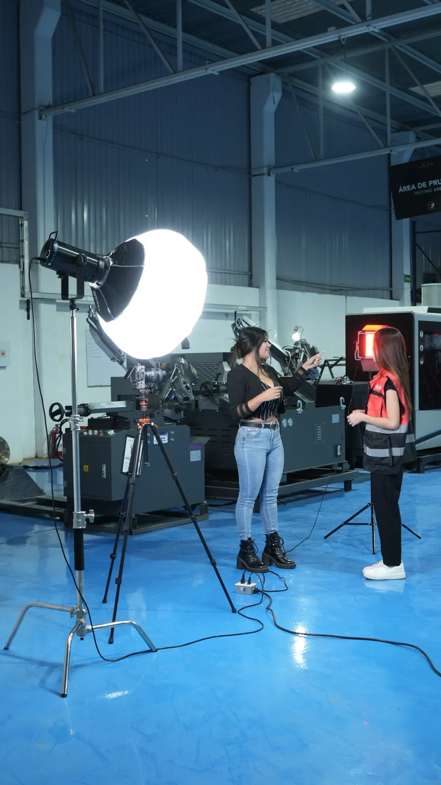Set de grabación con luces en la planta de JLH Sierras